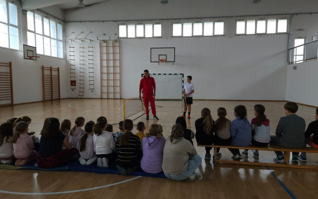 Demonstracija tenisa za učenike razredne nastave