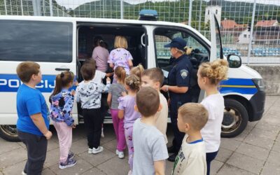 Sigurno u školu – posjet policijskog djelatnika prvašićima matične i područne škole